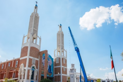 Retiran cruz metálica de parroquia en Guadalupe por riesgo de colapso