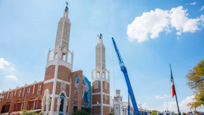 Retiran cruz metálica de parroquia en Guadalupe por riesgo de colapso