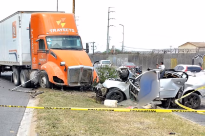 Accidente vial en San Nicolás deja pareja fallecida tras choque entre tráiler y automóvil