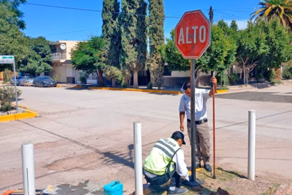 Rehabilitan señalética en el centro de Lerdo para mejorar la movilidad urbana