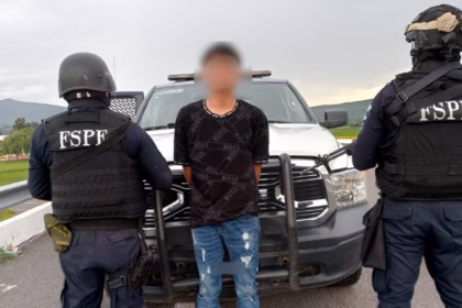 Detienen a joven en Guanajuato con armas de utilería y cartuchos