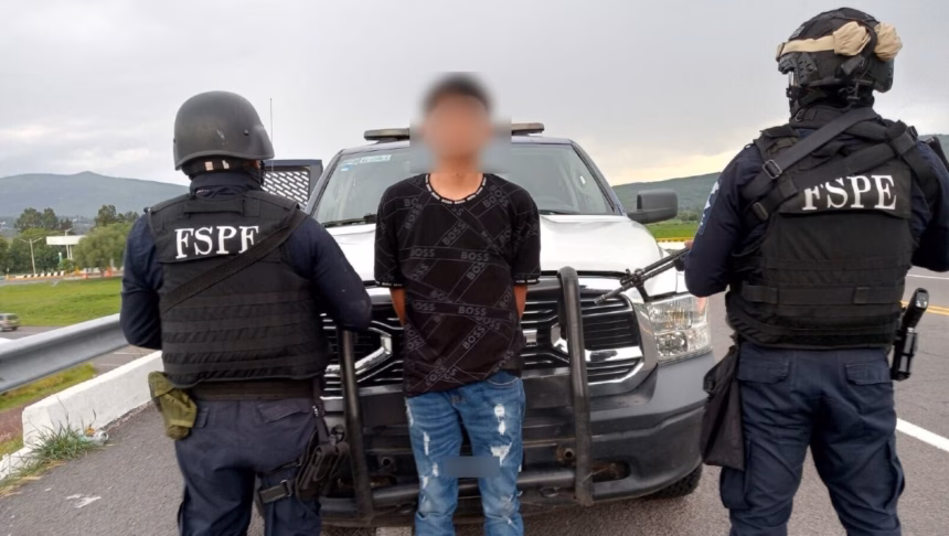 Detienen a joven en Guanajuato con armas de utilería y cartuchos