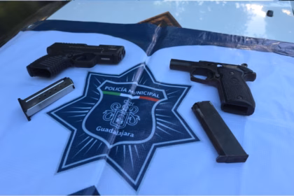 Detienen a dos hombres armados en Guadalajara en operativo policial