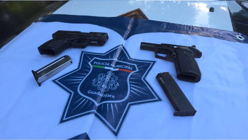 Detienen a dos hombres armados en Guadalajara en operativo policial