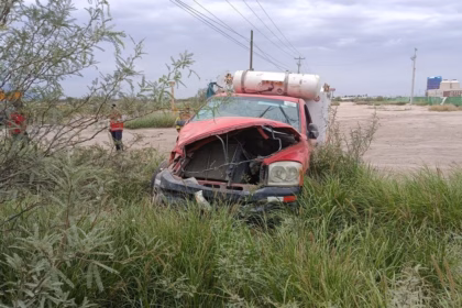 Chofer provoca volcadura de camioneta de forrajes y huye en Gómez Palacio