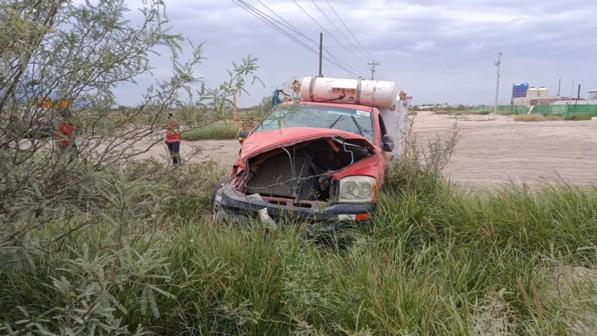 Chofer provoca volcadura de camioneta de forrajes y huye en Gómez Palacio