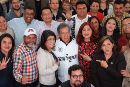 Reconocen trayectoria de Higinio Martínez como político de la 4T