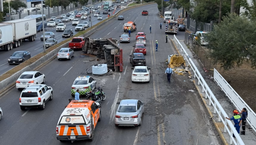 Volcadura de trailer en San Nicolás deja un lesionado