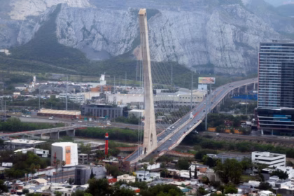 Monterrey evalúa contraflujos en cinco avenidas para mejorar el tráfico