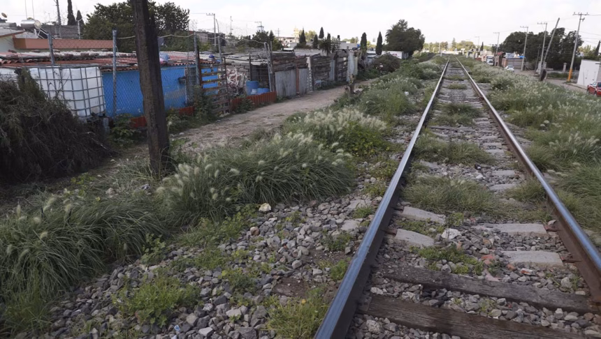 Reubicación de vecinos en Huitzila por obras del tren AIFA-Pachuca