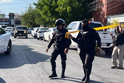 Hombre ataca a balazos a agentes en Monterrey