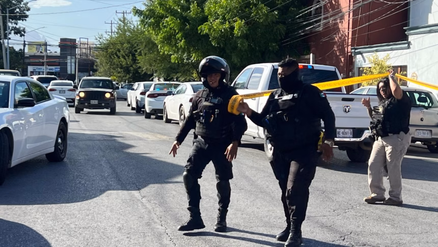 Hombre ataca a balazos a agentes en Monterrey