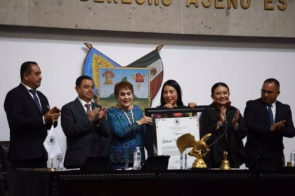 Entrega del Congreso de Hidalgo medalla póstuma a Gabriel Vargas, creador de La Familia Burrón