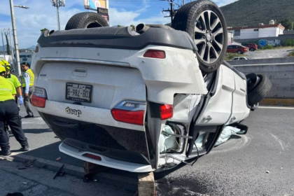 Mujer embarazada lesionada en volcadura en Monterrey