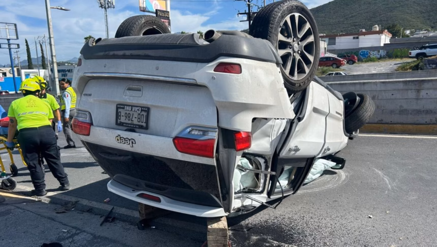Mujer embarazada lesionada en volcadura en Monterrey