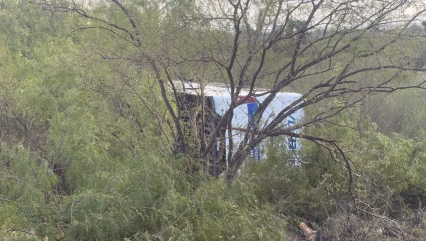 Volcadura en carretera Colombia en Nuevo León deja al menos 10 heridos