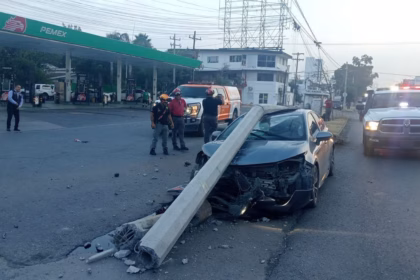 Conductor desaparece tras impactar vehículo contra poste en Monterrey