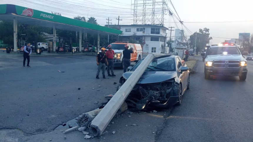 Conductor desaparece tras impactar vehículo contra poste en Monterrey