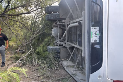 Accidente en Salinas Victoria deja 11 lesionados y camión se sale de camino