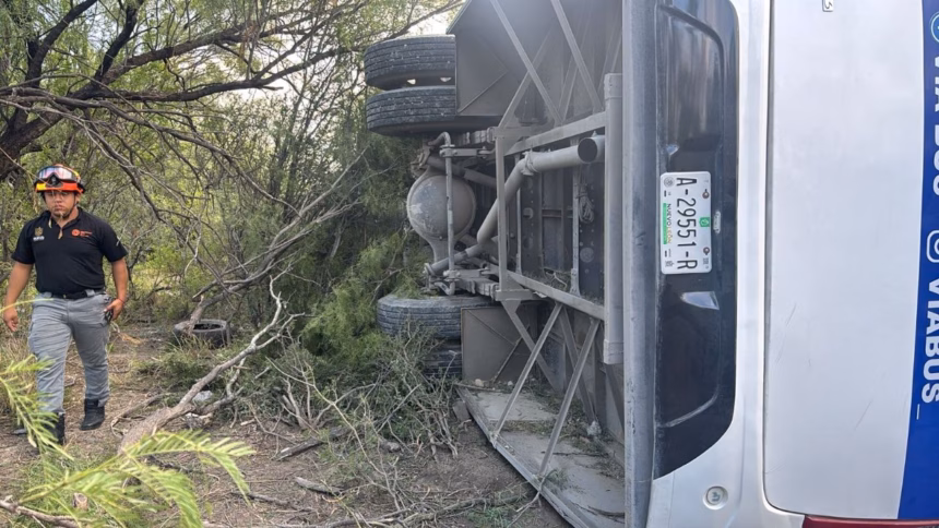Accidente en Salinas Victoria deja 11 lesionados y camión se sale de camino