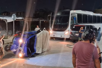 Mototaxi vuelca tras impacto en la supermanzana 249