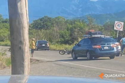 Impacta coche a motociclista en Tecpan dejando lesionado