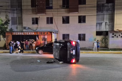 Conductor en estado de ebriedad vuelca en la región 251 de Cancún