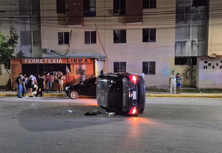 Conductor en estado de ebriedad vuelca en la región 251 de Cancún