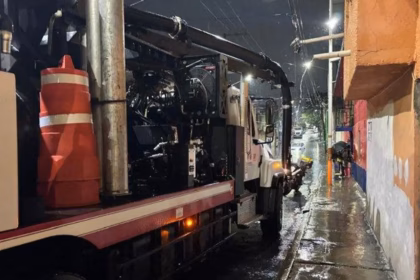Inundaciones en Tláhuac por fuertes lluvias dejan autos atrapados