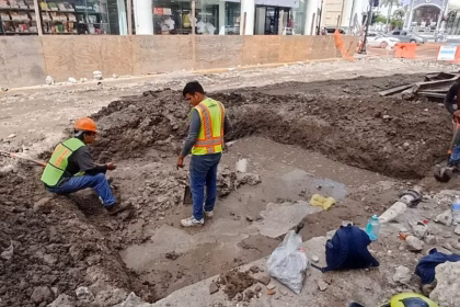 Restos de muralla y rieles antiguos en obras del centro histórico de Veracruz
