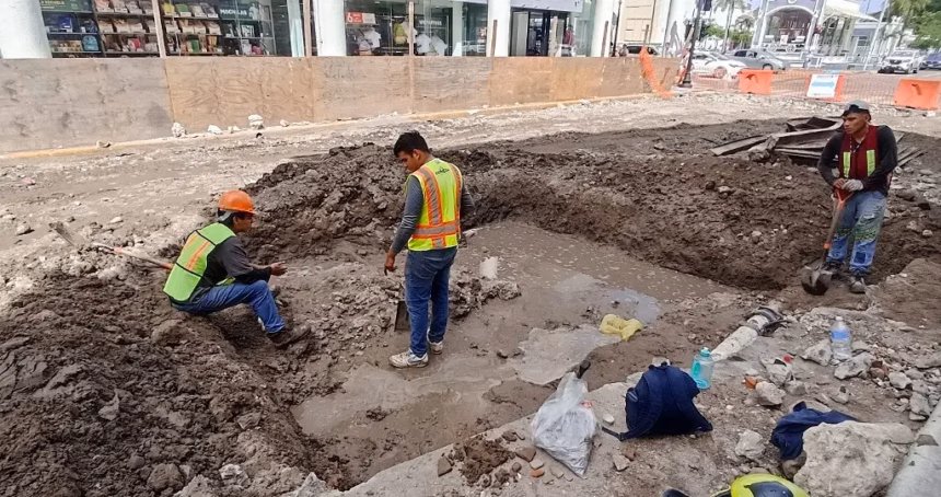 Restos de muralla y rieles antiguos en obras del centro histórico de Veracruz
