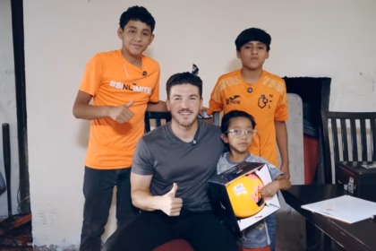 Samuel García dona su sueldo para apoyar a jóvenes en Nuevo León