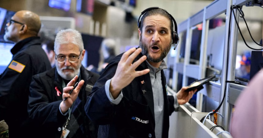 Wall Street cae por nuevos aranceles de Trump y datos de empleo débiles