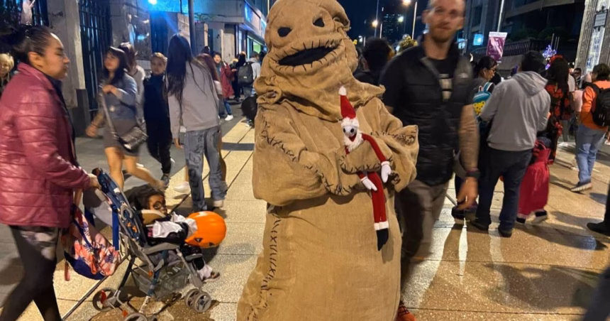 Cientos de personas disfrutan sus disfraces de Halloween en la calle Madero de CDMX