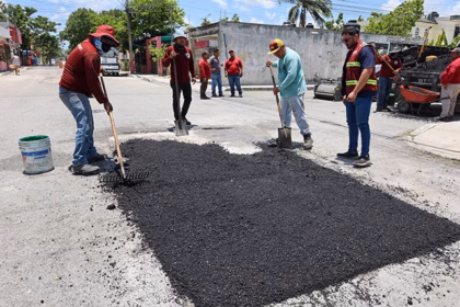 Ayuntamiento de Cancún realiza trabajos de bacheo para mejorar vialidades