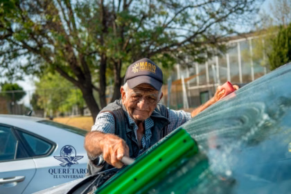 Hombre de 80 Años Trabaja Limpieza de Parabrisas en Querétaro