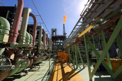 Fitch mejora calificación de Pemex tras apoyo gubernamental