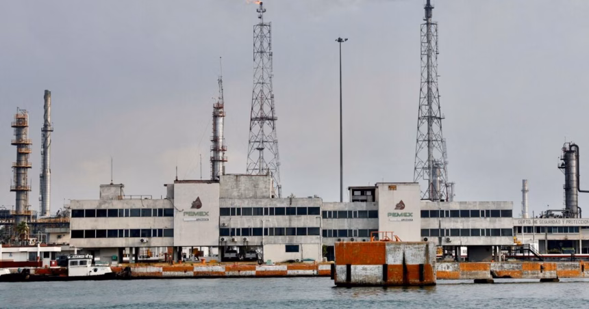 Fitch eleva calificación de Pemex tras rescate financiero del gobierno