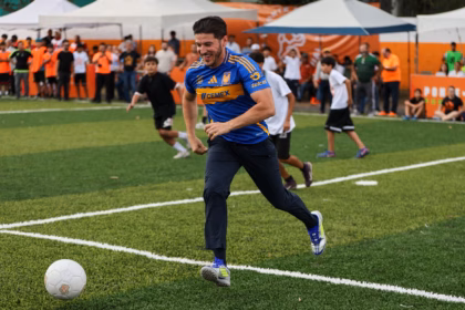 Samuel García participa en evento deportivo en secundaria de Monterrey