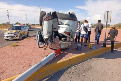 Conductor del Ejército Mexicano protagoniza volcadura en Lerdo