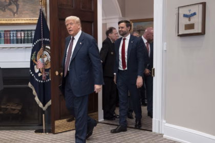 Trump reubica submarinos nucleares ante posible amenaza en Rusia