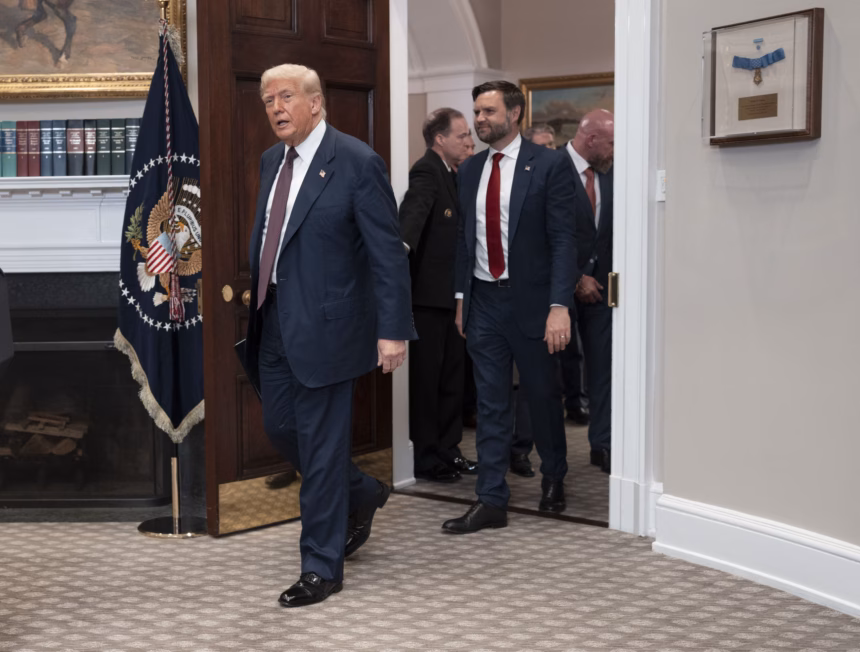 Trump reubica submarinos nucleares ante posible amenaza en Rusia