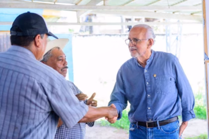 Miguel Ángel Navarro Quintero supervisa avance en domo comunitario en El Limón