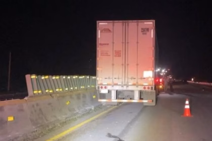 Cierre parcial en la autopista Veracruz por accidente de tráiler