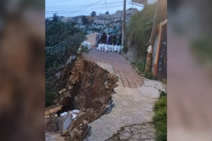 Socavón en Álvaro Obregón pone en riesgo la calle en la colonia Ampliación La Mexicana
