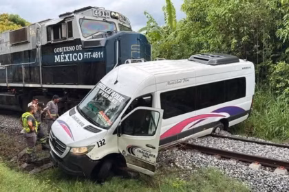 Tren arrastra minivan en Cosoleacaque sin víctimas