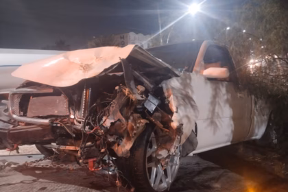 Conductor mayor destroza camioneta tras impactarse contra árbol en Gómez Palacio