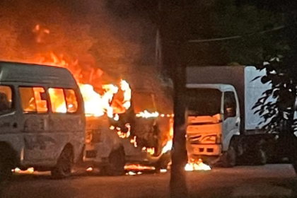 Incendio de camioneta de transporte público en Acapulco