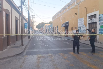 Autobús del "Va y Ven" choca contra poste de CFE en Mérida