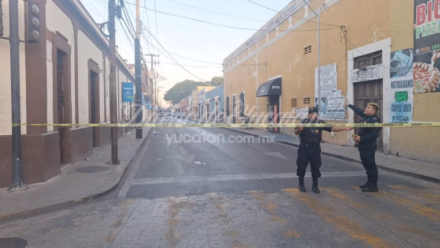 Autobús del "Va y Ven" choca contra poste de CFE en Mérida